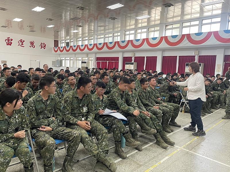 軍士官針對老師課程內容提問皆能回答出完整答案。