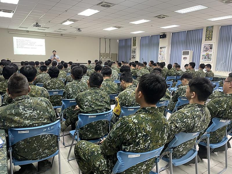 鐘成鴻老師運用案例讓軍士官瞭解生活中哪些性別刻板印象。