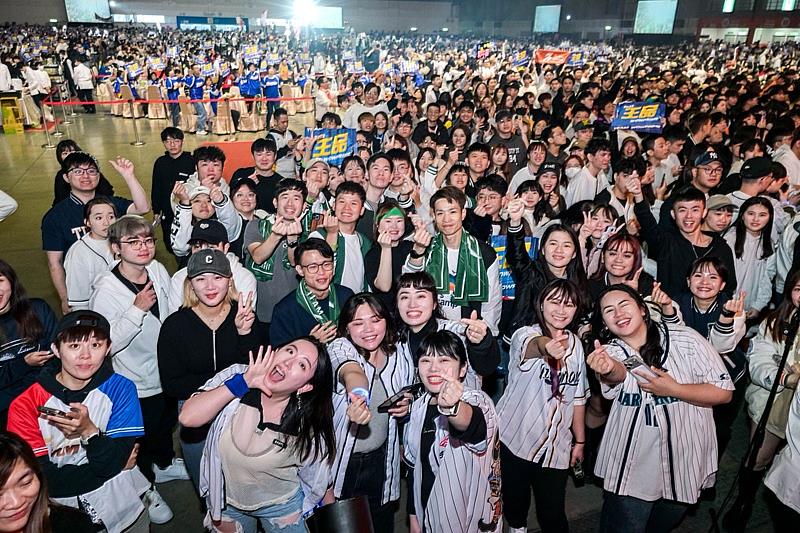 凡符合資格的同仁，不論正職與計時都在獎勵範圍，共享集團營運成果，初估約有超過9,800人可以領到獎金。