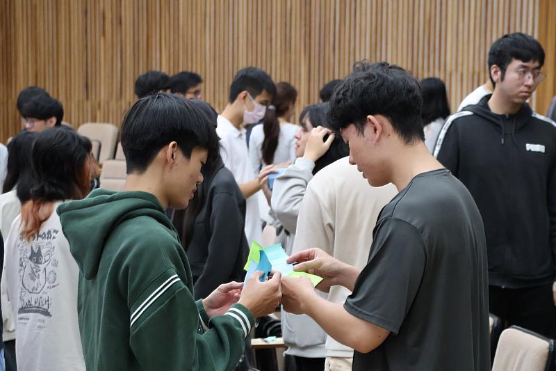 南大師生在講座中透過氣味與五感覺察練習，重新專注於當下感受，體驗香氣與正念練習帶來的身心放鬆。