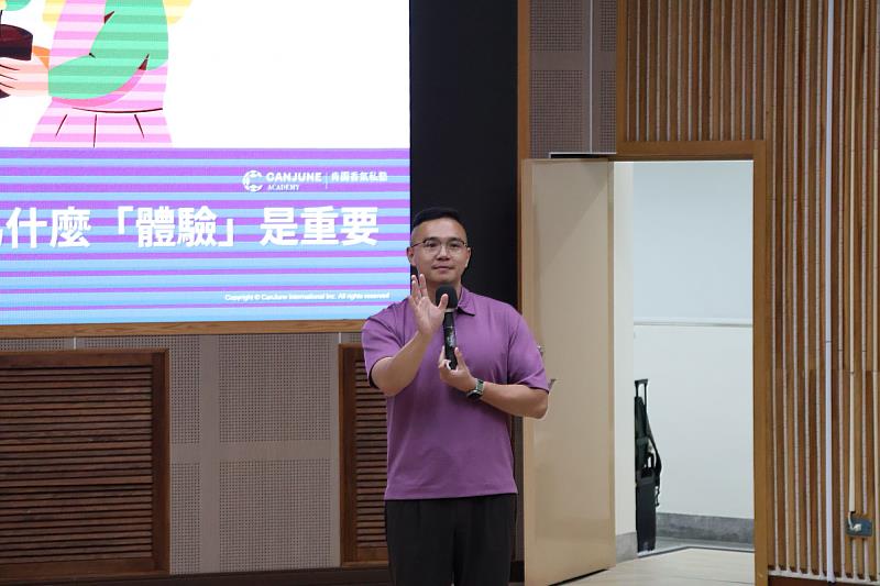 國立臺南大學舉辦「從氣味尋找答案」覺察力講座，邀請肯園香氣私塾資深講師唐京睦分享如何透過香氣體驗與正念覺察，協助師生在數位時代中理解焦慮並找回專注當下的能力。