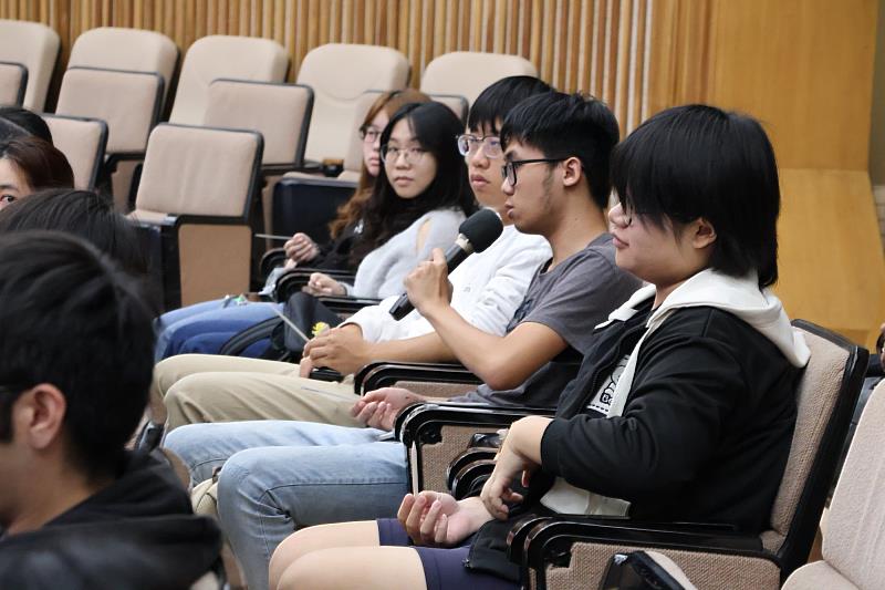 肯園香氣私塾資深講師唐京睦於南大講座中分享「覺察力」與正念概念，說明在數位時代中如何透過感官體驗與專注當下，理解焦慮與情緒運作。