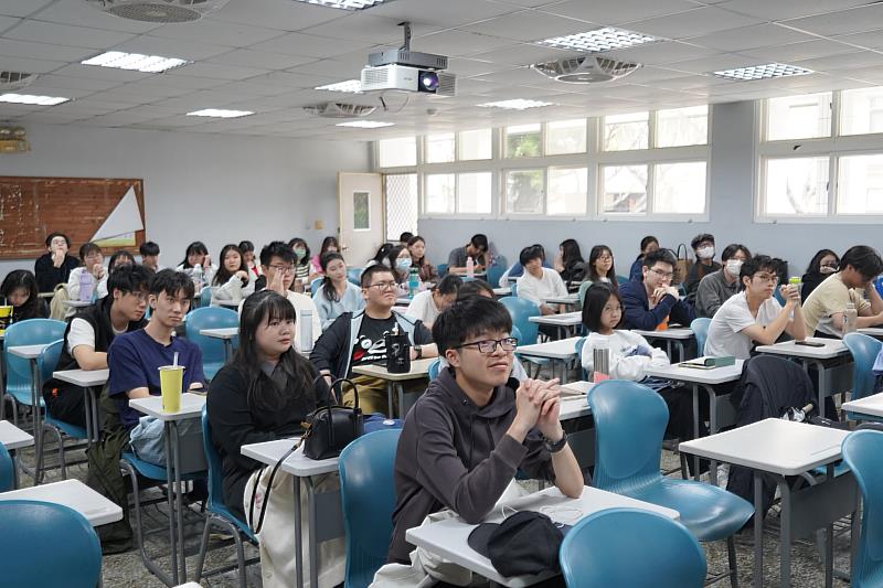 南大諮輔系系友座談會現場交流熱絡，師生透過提問與對話深入了解諮商、教育與公共服務領域的職涯發展方向。