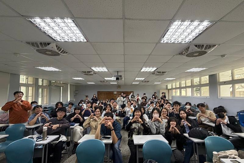 南大諮輔系舉辦系友座談會，邀請畢業系友返校分享職涯歷程，與師生合影交流，展現南大諮商與輔導專業的人才傳承與系友連結。