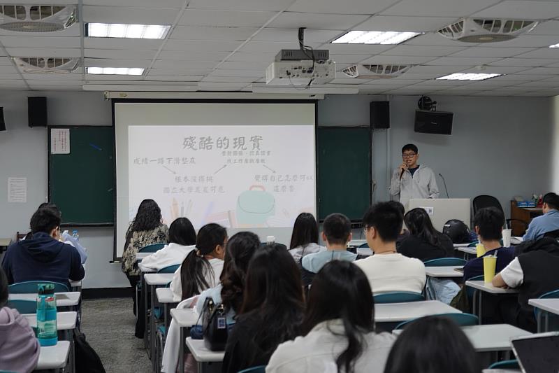 南大諮輔系系友於座談會中分享自身職涯歷程，從不同工作場域經驗出發，帶領在校同學認識助人專業的多元發展方向。