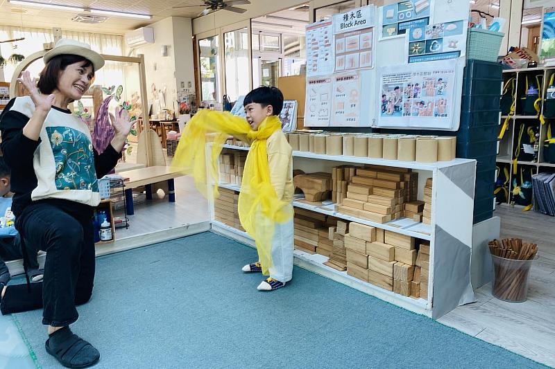 高雄市私立潛能幼兒園分享故事戲劇教學案例,透過角色扮演與肢體探索引導幼兒理解故事結構,在南大美感教育共學社群中展現戲劇融入幼兒學習的實踐成果。