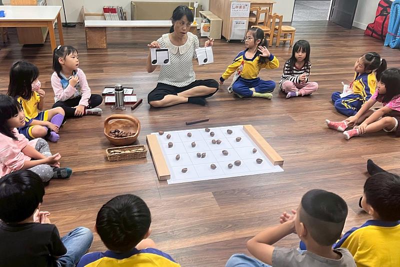 花蓮縣花蓮市中華國小附設幼兒園教師分享「音樂融入日常」教學實踐,在南大幼兒園美感教育共學社群中交流音樂與美感教育結合的教學經驗。