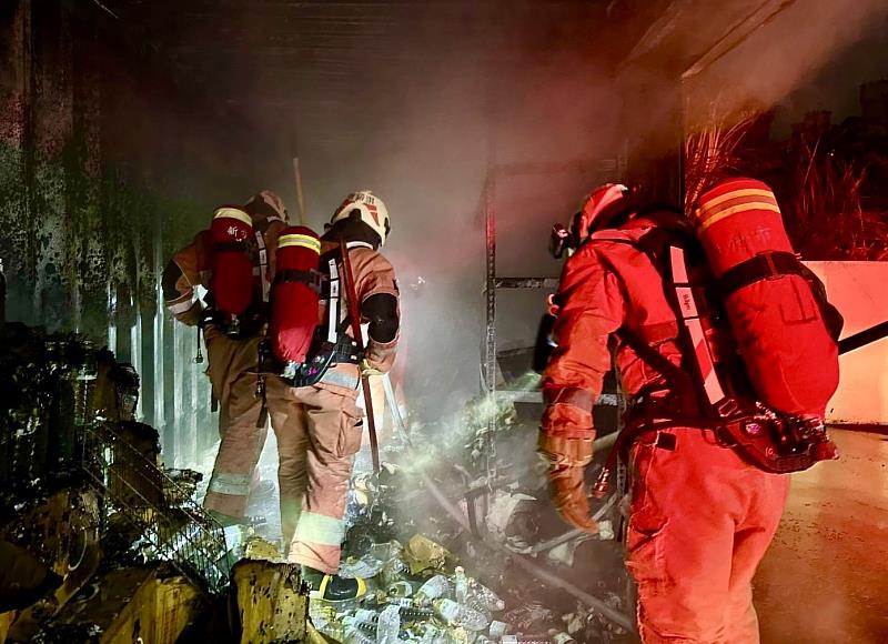 消防人員不分晝夜投入救災救護工作，經常必須在高風險環境中執行任務。