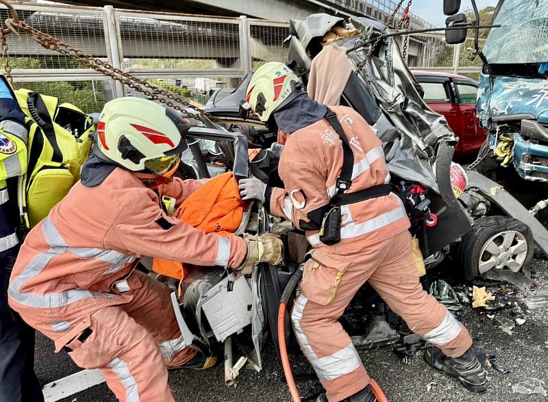 消防人員不分晝夜投入救災救護工作，經常必須在高風險環境中執行任務。