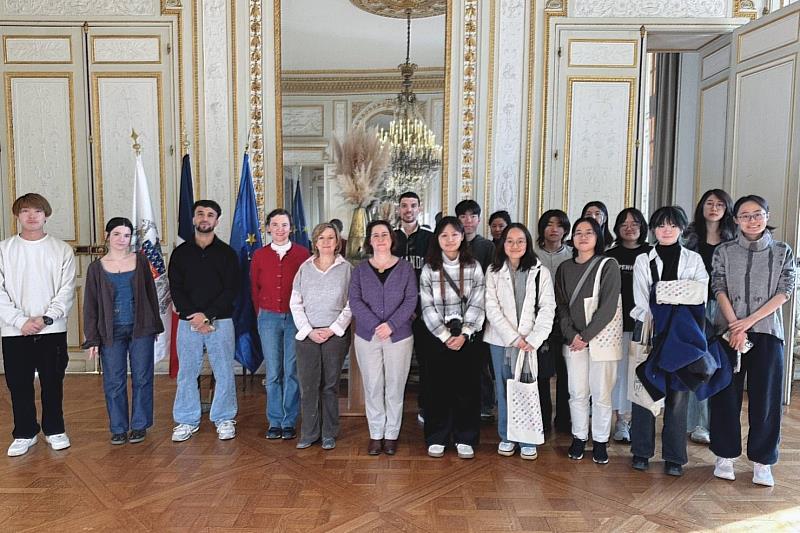 國立臺南大學文資系學生赴法國姊妹校Bordeaux Montaigne University 參與冬季學校課程,與各國學生交流合影,展現南大推動國際學習與文化交流的教育特色。