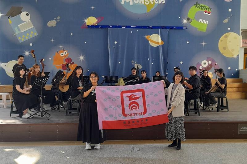 南大為大成國樂社參加「全國學生音樂比賽」舉辦賽前授旗典禮，為即將遠赴臺東參賽的團員加油打氣，展現南大對學生社團與藝文發展的重視。