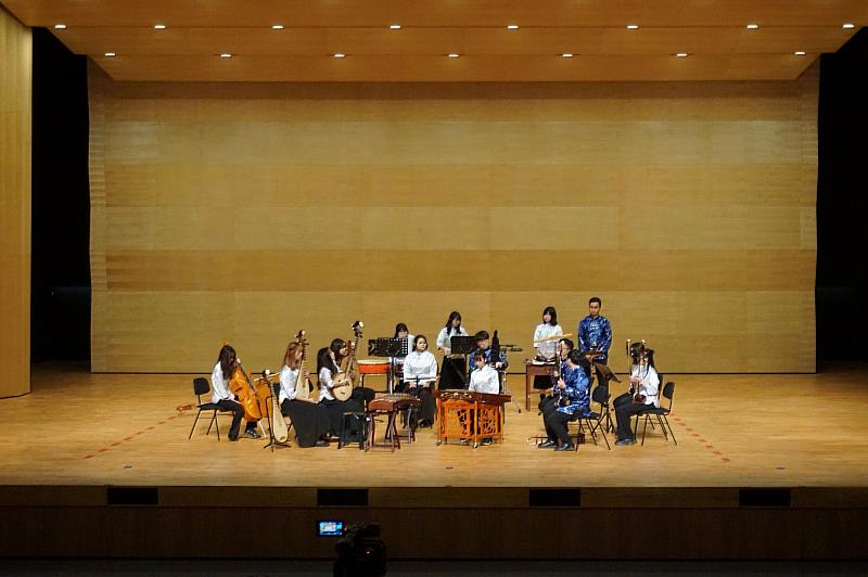 南大大成國樂社在全國學生音樂比賽舞台上專注演奏，以細膩默契詮釋絲竹室內樂之美，展現南大學生深厚的音樂實力與團隊合作精神。