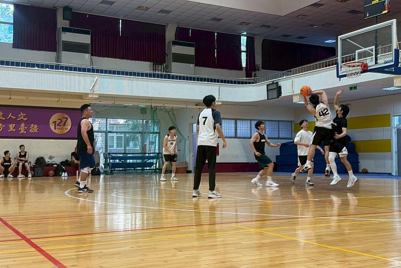 南大材料系系友回娘家籃球賽場邊加油聲不斷，系友與在校生齊聚球場交流互動，展現南大材料系團結與活力。