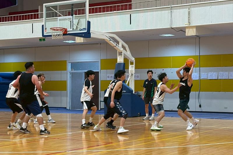 南大材料系系友與在校生於球場展開攻防交流，熱血比賽展現材料人團隊精神與南大材料系活力。