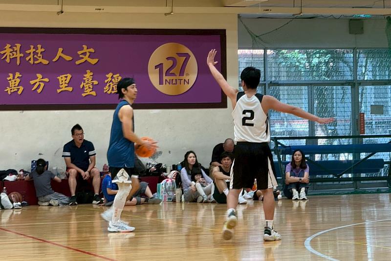 南大材料系系友攜家帶眷返校參與籃球賽活動，師生與系友溫馨交流，呈現南大材料系跨世代情誼與凝聚力。