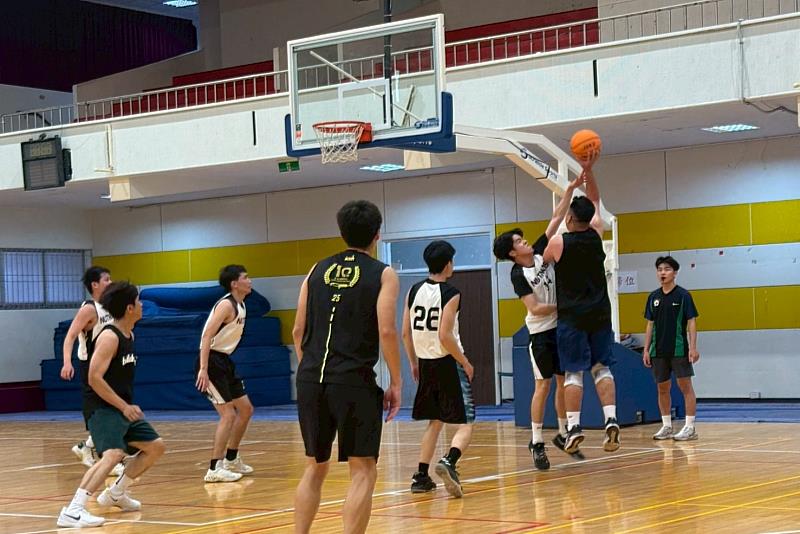 南大材料系系友與在校生籃球交流賽氣氛熱絡，球場互動展現南大材料系團隊默契與系友情誼。