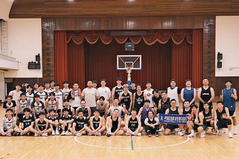 南大材料系系友與在校生齊聚中山館合影留念,象徵材料人世代傳承,也展現南大材料系緊密的系友連結。