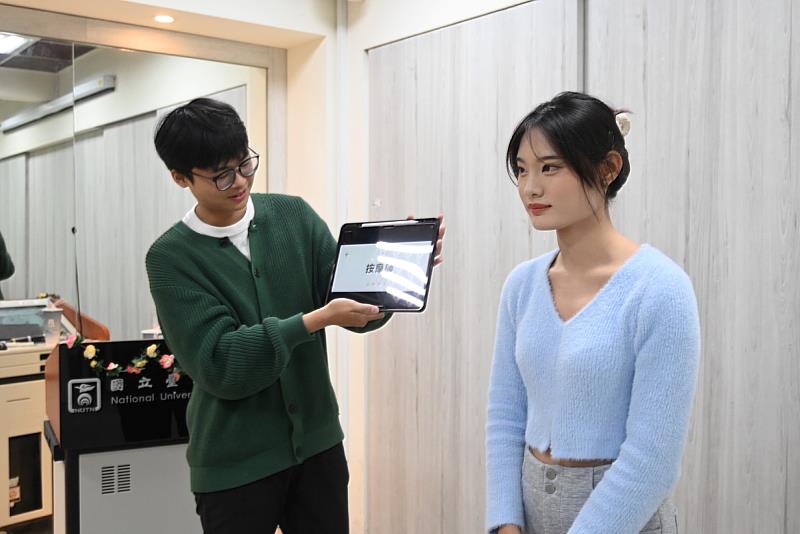 南大親善大使團於期初活動安排團康遊戲，新舊團員在互動中交流認識，培養默契並凝聚南大親善團隊合作氛圍。