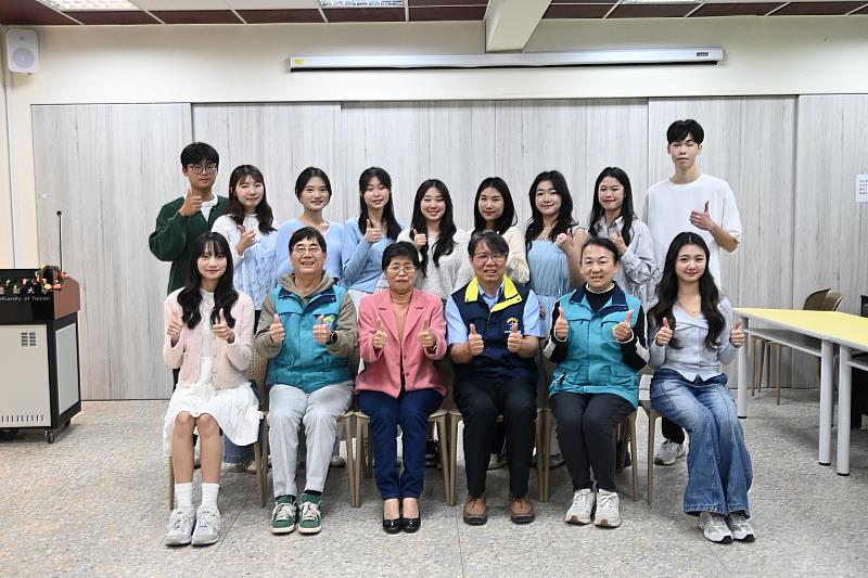 南大師長出席親善大使團期初活動並與團員合影，展現學校對學生團隊發展與校園服務精神的重視。