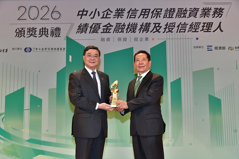 永豐銀行今（16）日榮獲中小企業信用保證基金頒發「信保金質獎」等多項殊榮肯定。圖左起為行政院長卓榮泰、永豐銀行董事長曹為實。