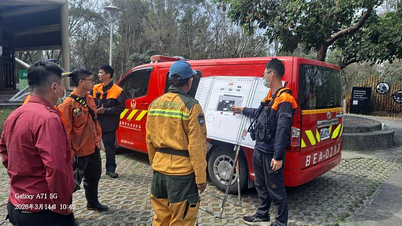 現場模擬山林野火警示區域圖資說明與人車部署。