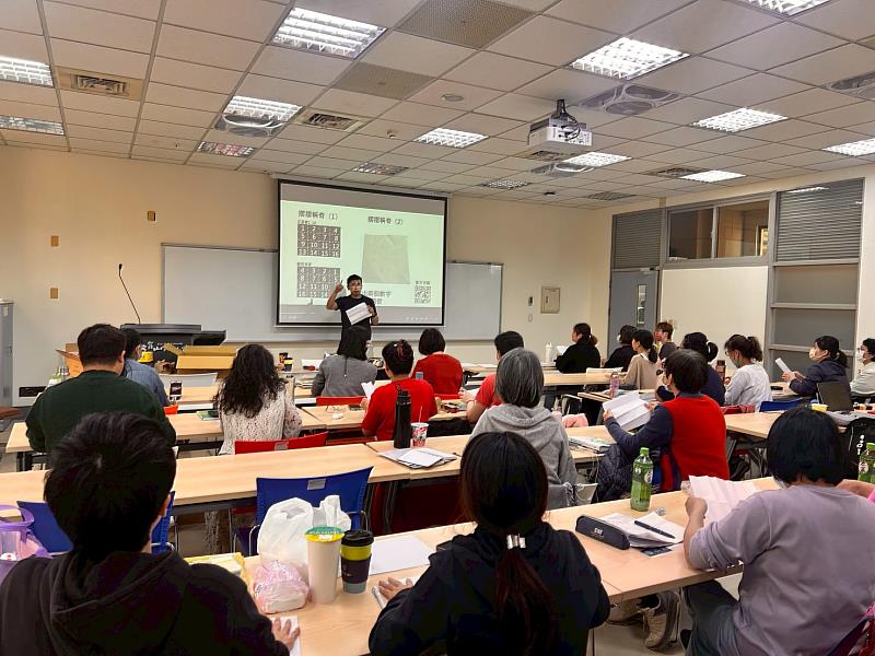 鍾孟修老師授課中。