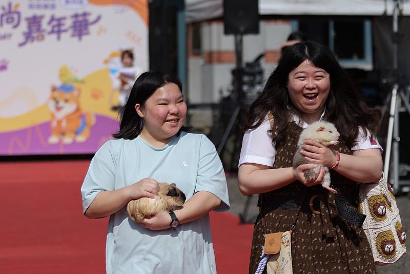 學生帶著天竺鼠參與萌寵嘉年華，現場互動氣氛熱烈。