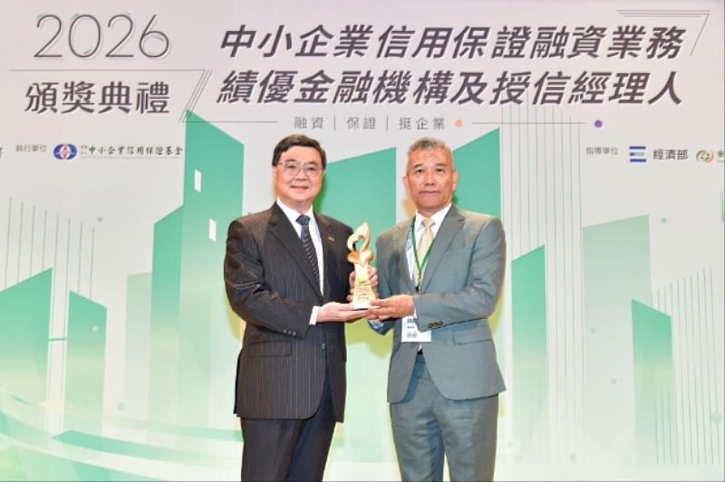 行政院長卓榮泰（左）頒發經濟部「信保金質獎－績優總行」最高榮譽獎項，由玉山銀行總經理林隆政（右）代表受獎。