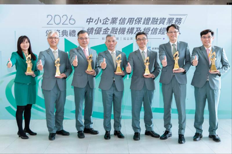 玉山銀行榮獲多項獎項殊榮，包含信保金質獎－績優總行」最高榮譽、「信保金質獎－金融機構組」首獎、「批保卓越獎」、「信保金質獎－授信經理人」、「中小微企業－淨零轉型類」及「協助提升國內薪資水準獎」，由玉山銀行總經理林隆政（中）率隊領獎。