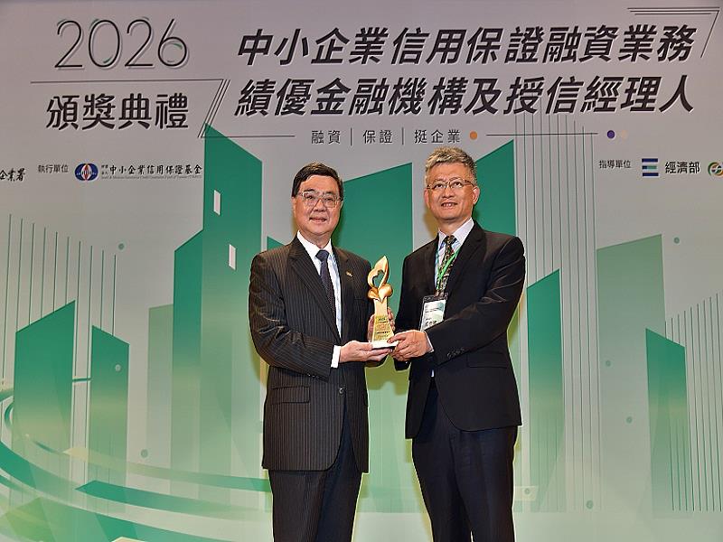 「2026中小企業信用保證融資業務績優金融機構及授信經理人頒獎典禮」，臺灣銀行榮獲「協助中小微企業多元發展獎（淨零轉型類）」及「信保金質獎（授信經理人）」等獎項，由行政院長卓榮泰親自頒獎，臺灣銀行總經理吳佳曉（右）代表領獎。