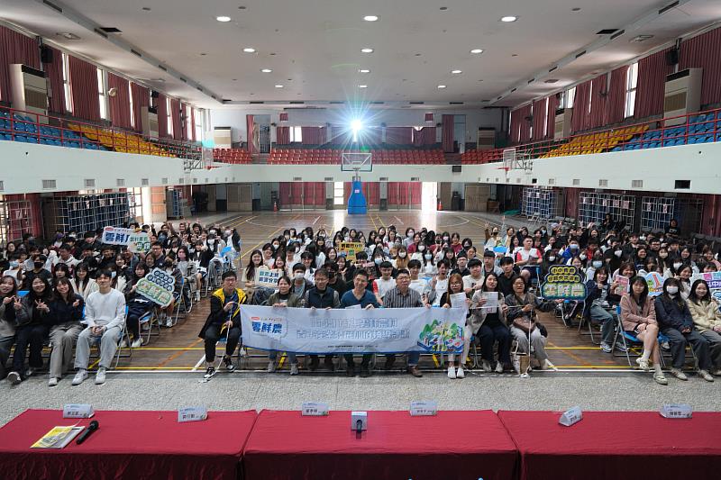 青農與斗六高中師生合影留念，共同為培育雲林農業新世代人才注入力量。