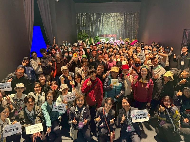 TECH WORLD館致贈最後一批參觀民眾香蕉圖案的漁夫帽及臺灣黑熊造型小毛巾。