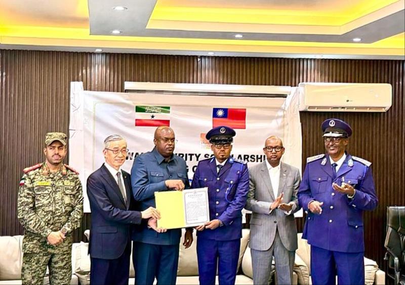 索馬利蘭國防部長（左3）、總統事務部長（右2）與羅震華大使（左2）共同頒發獎學金證書予索蘭警方受獎人，索蘭軍警首長分列二側。