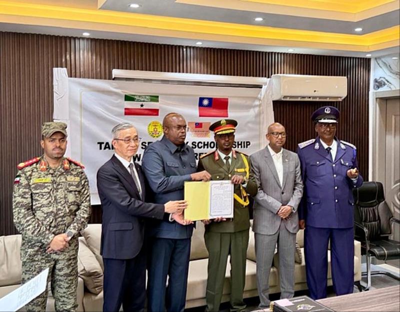 索馬利蘭國防部長（左3）、總統事務部長（右2）與羅震華大使（左2）共同頒發獎學金證書予索蘭軍方受獎人，索蘭軍警首長分列二側。