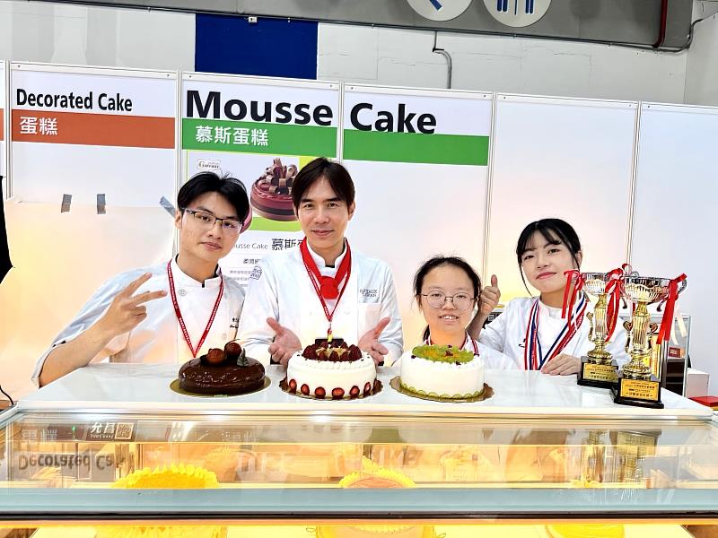 【匠心傳承・實作巔峰】南臺科大餐旅系師生與獲獎金牌作品合影。指導老師林政陞（左2）帶領學子陳宏裕、許亦涵及郭佳琳，透過「做中學」累積深厚匠心功底，蟬聯雙料冠軍展現職人風範。