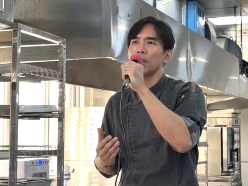 【音樂減壓・韌性活才】南臺科大餐旅系林政陞老師透過音樂與烘焙結合，舒緩比賽高壓情緒，體現南臺科大關注身心平衡與「活才」競爭力的教學創新法。