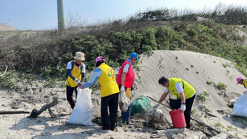 救國團臺中市團委會舉辦「夢想成形 青春前行」淨灘活動,300名青年齊聚大安海岸,守護海洋環境。