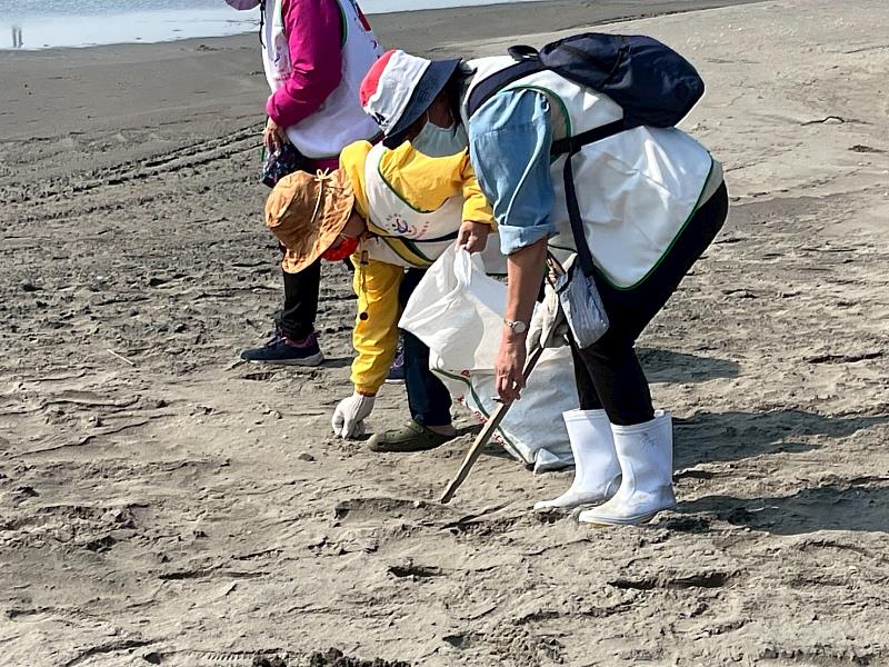 救國團臺中市團委會舉辦「夢想成形 青春前行」淨灘活動，300名青年齊聚大安海岸，守護海洋環境。