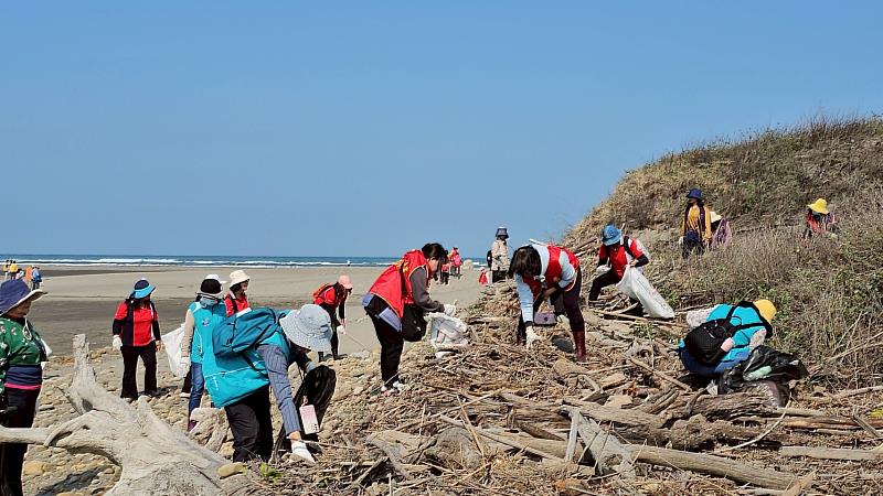 救國團臺中市團委會舉辦「夢想成形 青春前行」淨灘活動