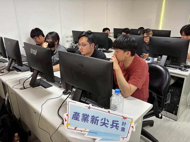 青年在產業新尖兵計畫開辦課程中專注學習。