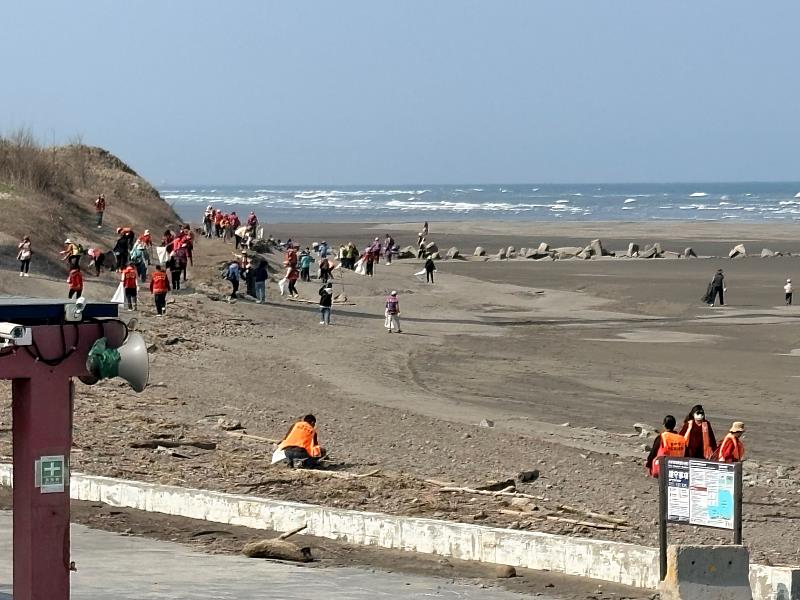 救國團臺中市團委會舉辦「夢想成形 青春前行」淨灘活動，300名青年齊聚大安海岸，守護海洋環境。