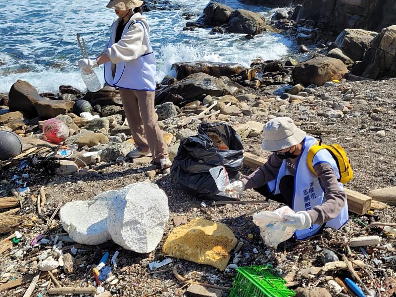 基隆青年守護海洋 外木山海岸淨灘清出300公斤垃圾