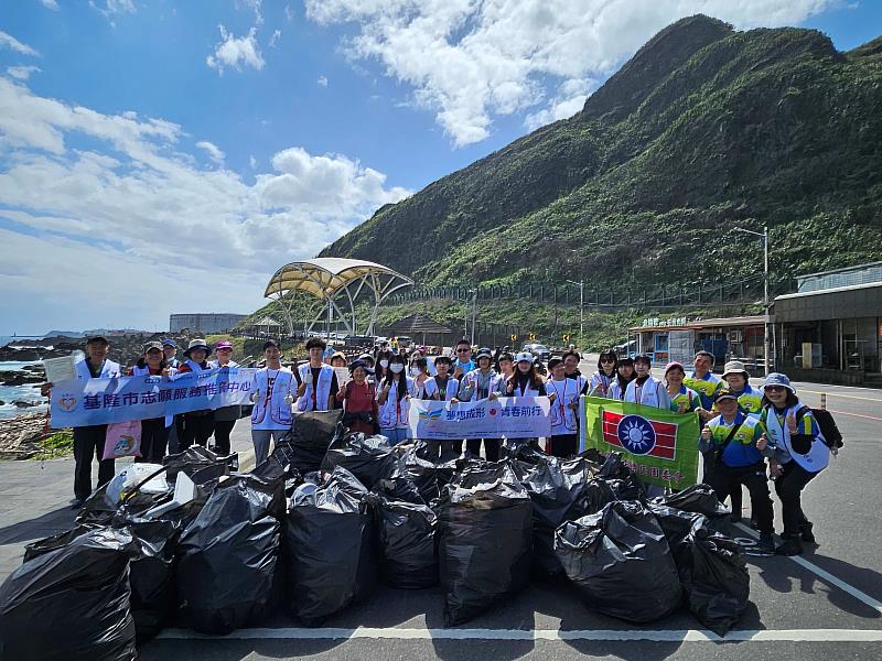 基隆青年守護海洋 外木山海岸淨灘清出300公斤垃圾