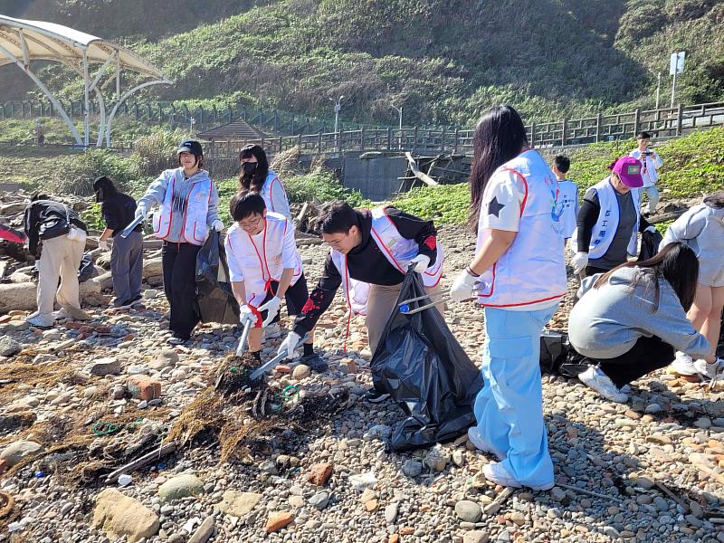基隆青年守護海洋 外木山海岸淨灘清出300公斤垃圾