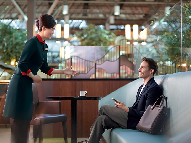 長榮航空自營貴賓室率先推出「EVA iLOUNGE」數位服務平台，化身為旅客的個人貴賓室數位管家，成為國籍航空首家導入貴賓室整合數位平台的航空公司。