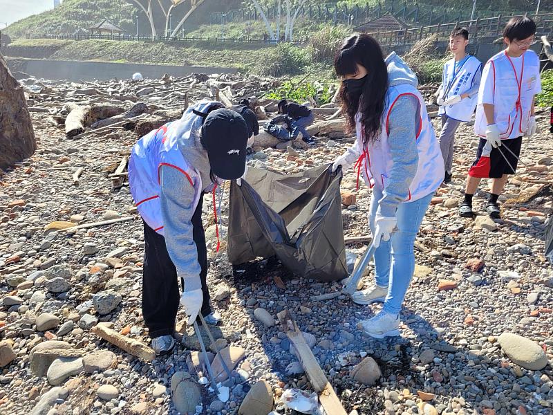 基隆青年守護海洋 外木山海岸淨灘清出300公斤垃圾