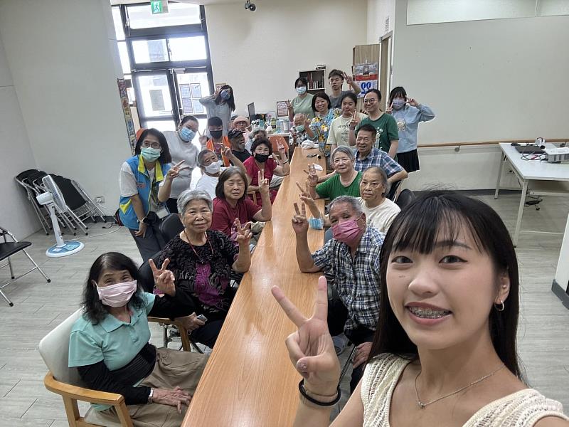 邱琬寧同學(右1)走進淡水義山日照中心服務,透過園藝治療課程及帶領長輩進行龍年圖案繪畫等活動,與長輩們共度美好時光。