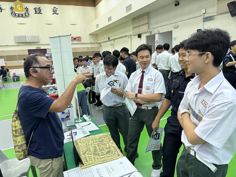 歷史學系潘宗億老師熱情向學生解說東華大學升學環境。