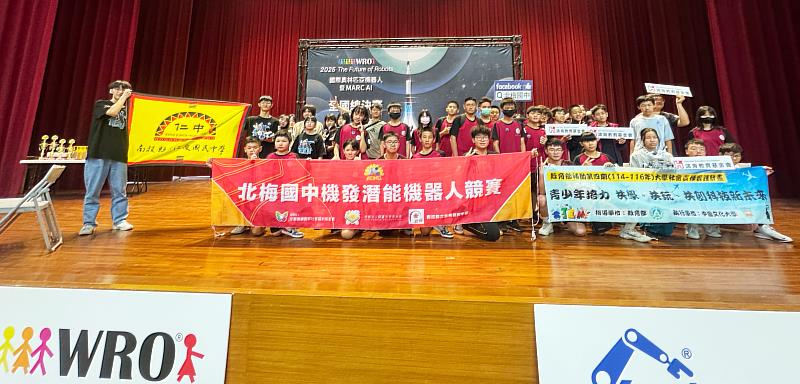 文化大學指導原鄉學生參與國內外機器人競賽，學生表現亮眼，累計奪得45項獎項。