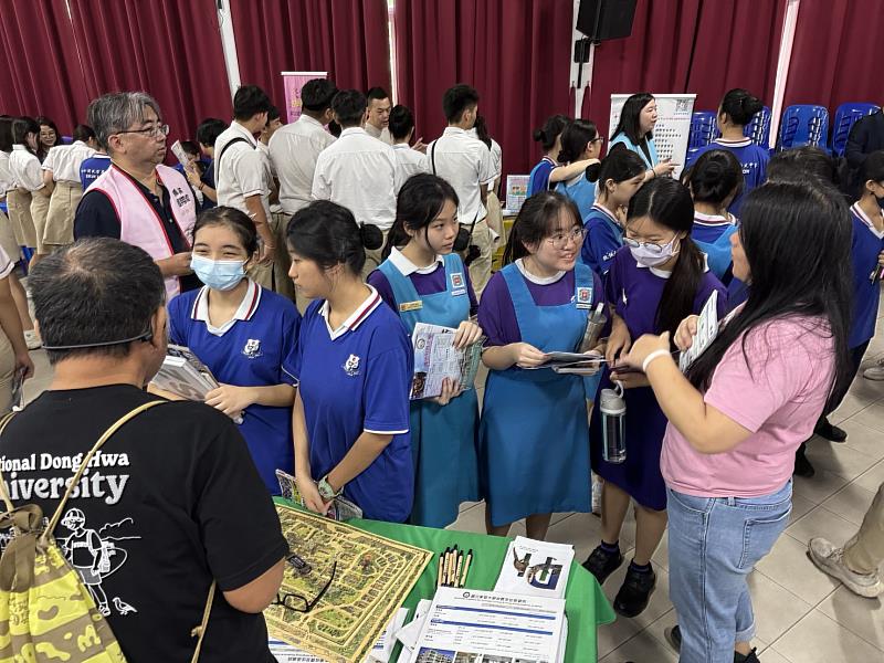 東華大學招生攤位受到眾多學生前來諮詢升學資訊。